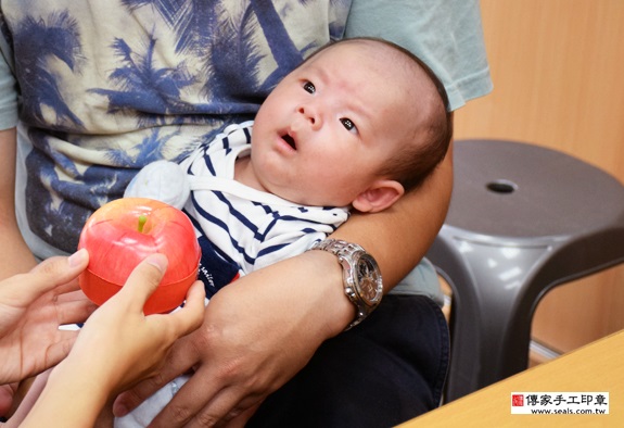 蔡寶寶(台中北區嬰兒寶寶滿月剃頭理髮、免費嬰兒剃胎毛儀式吉祥話)。中國風會場，爸媽寶貝免費穿「日中韓」古裝禮服。專業拍照、DVD光碟、證書。★購買「臍帶章、肚臍章、胎毛筆刷印章」贈送：剃頭、收涎、抓周，三選一。 2015.09.19 照片10